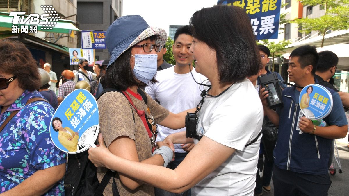 台北市長蔣萬安上午陪同王鴻薇市場掃街反罷免。(圖／胡瑞麒攝)
