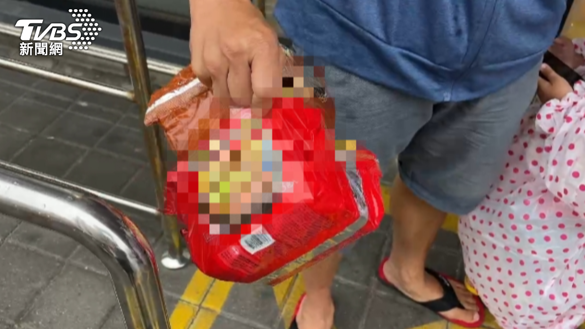 滯留澎湖的遊客稱,只搶到兩包泡麵。(圖/TVBS)