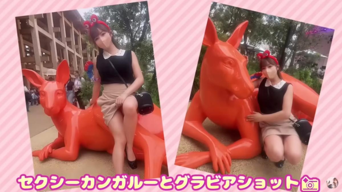 日本妹子穿著迷你裙,抱著大阪世博澳洲館外的袋鼠合照。(圖/翻攝自ミニスカOLゆうYouTube)