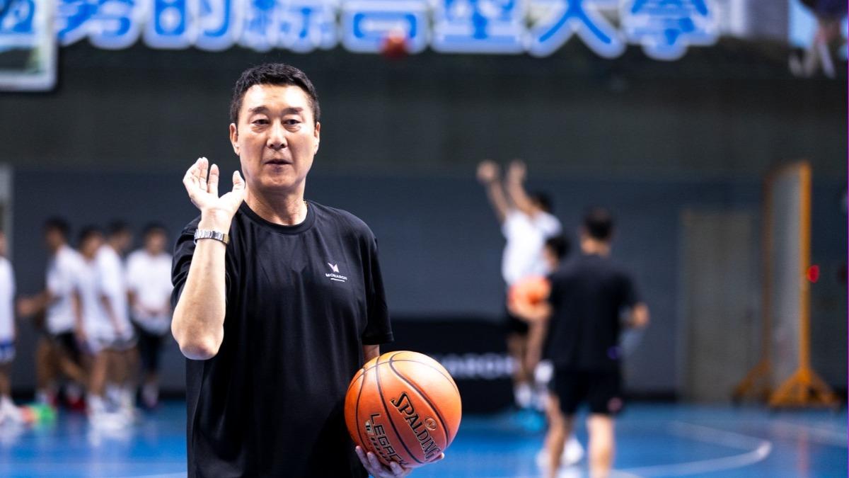 40+籃球迷熱淚！宏國籃球隊重出江湖　李忠熙出任總教練