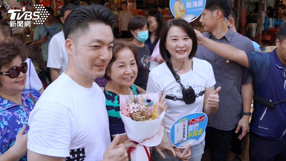 台北市長蔣萬安上午陪同王鴻薇市場掃街反罷免。(圖/TVBS)