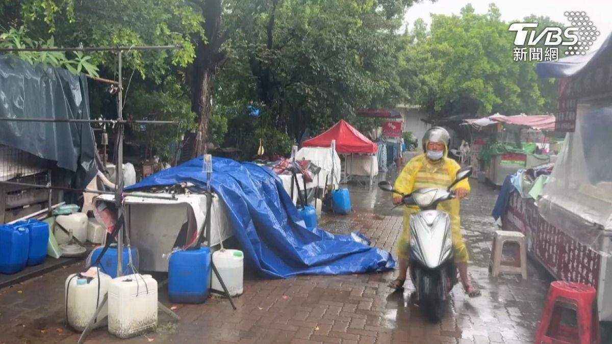 颱風丹娜絲來襲!台南安平沿海浪高6米,知名景區安平古堡攤商全停止營業。(圖/TVBS)