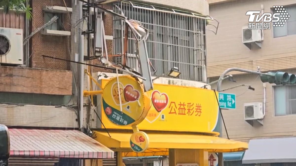 丹娜絲來襲!高雄橋頭測得8級風 市區招牌未固定 搖搖欲墜。(圖/TVBS)