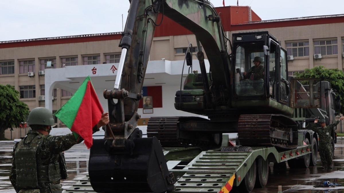 陸軍針對中颱丹娜絲進行災防準備。(圖/國防部提供)