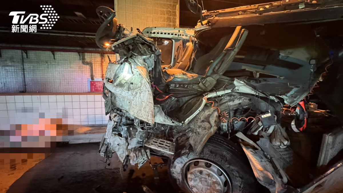 新竹鳳鼻隧道車禍！聯結車「自撞護欄」波及小客車　駕駛死亡