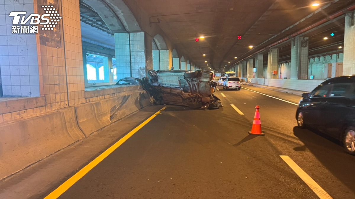 鳳鼻隧道今早發生一起死亡車禍,小客車嚴重側翻。(圖/TVBS)