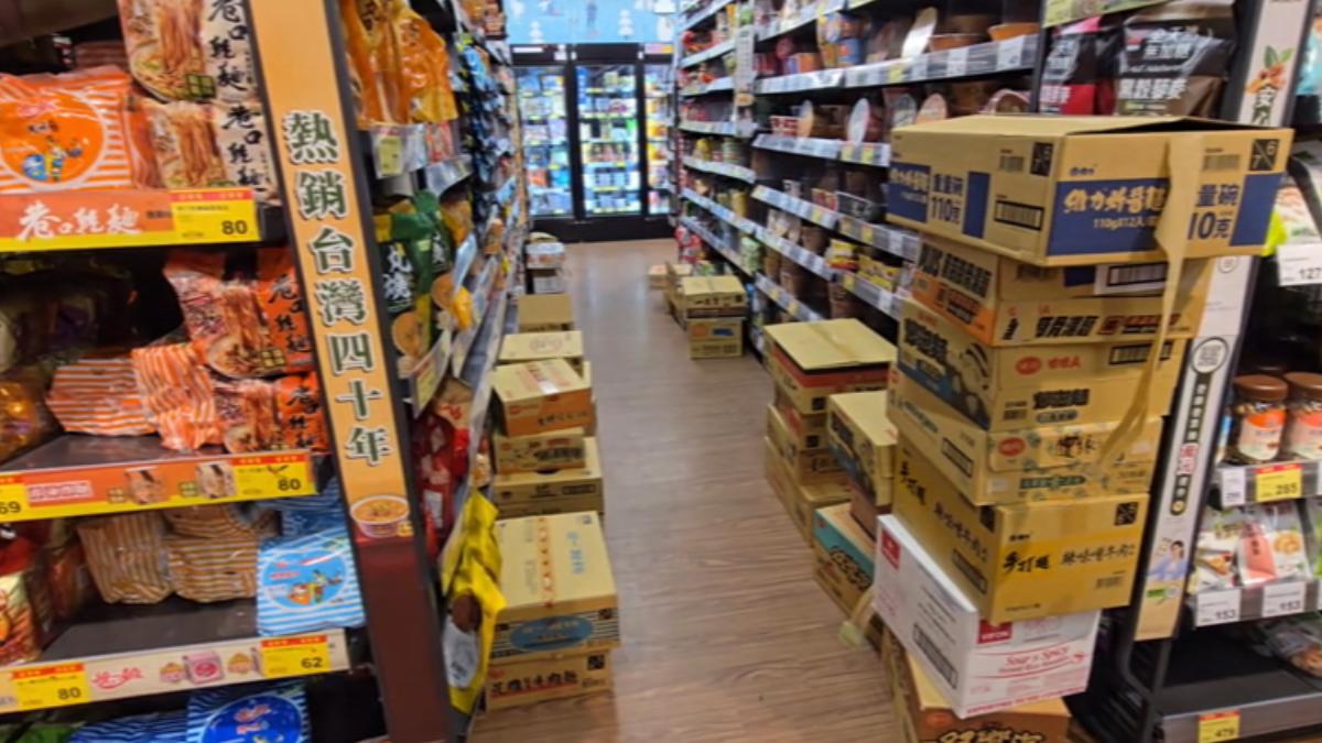 賣場、超商祭防颱優惠，生鮮蔬果、泡麵「買1送1」。（圖／TVBS）