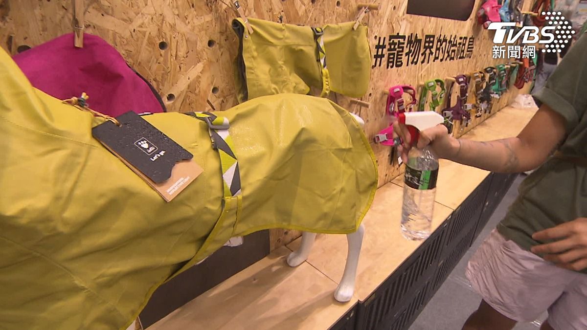 狗風衣比帳篷還防水!毛巾衣淋濕15分速乾。(圖/TVBS)