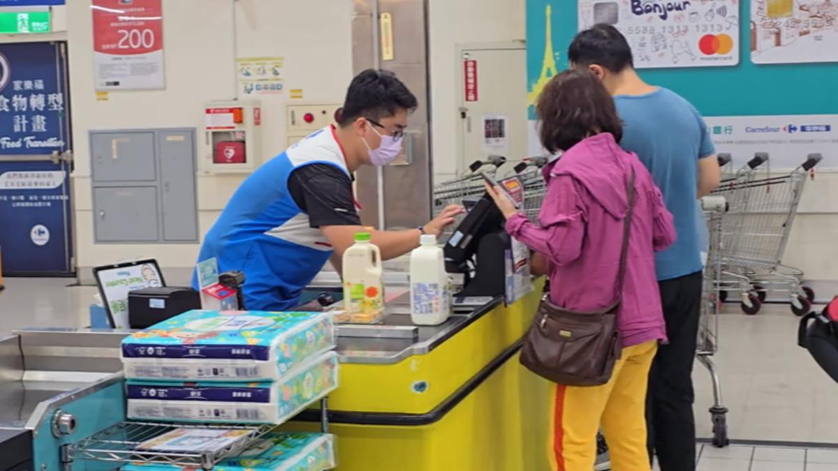 丹娜絲來襲，家樂福多備4成貨，全聯蔬菜增1倍。（圖／TVBS）