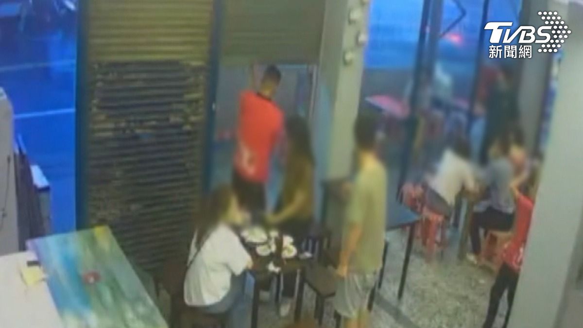 颱風丹娜絲狂襲嘉義!蚵捲店「遮雨棚劇烈晃動」,緊急拉鐵門。(圖/TVBS)