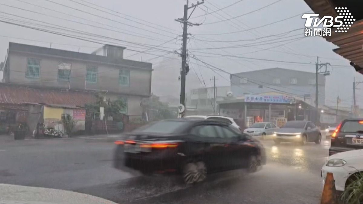 受到颱風丹娜絲影響,嘉義強風豪雨襲來,店家急拉鐵門。(圖/TVBS)
