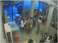 業者急忙拉下鐵捲門。（圖／業者提供）