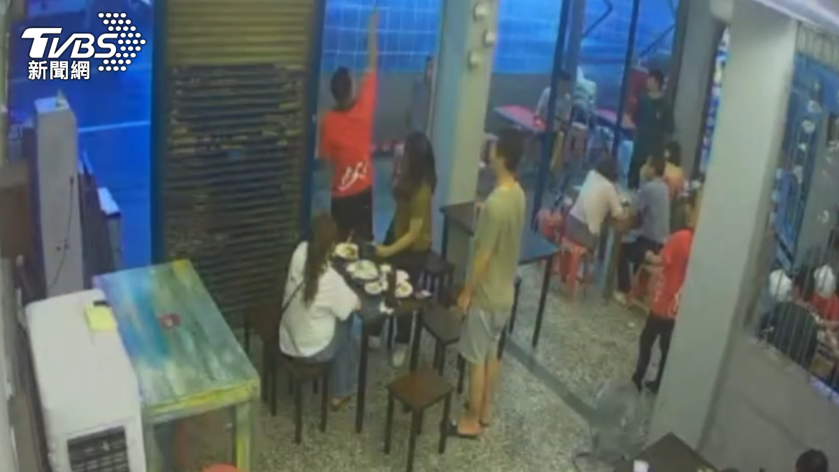 有片／丹娜絲狂風暴雨灌入嘉義名店！客人淡定用餐　業者急拉鐵門