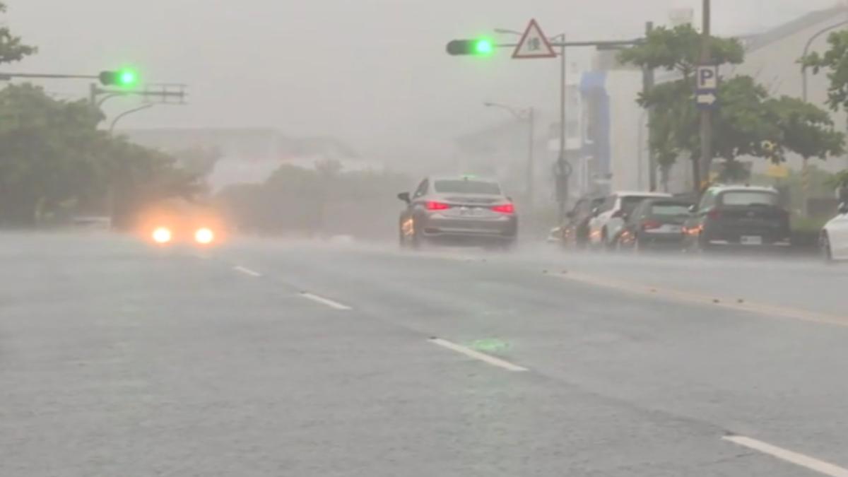丹娜絲颱風來襲，全台風雨時程曝。（圖／TVBS）