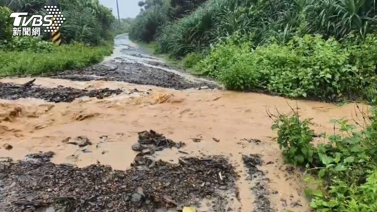 丹娜絲颱風逼近！台東市區馬路變小河　山區溪水暴漲「泥流成瀑布」