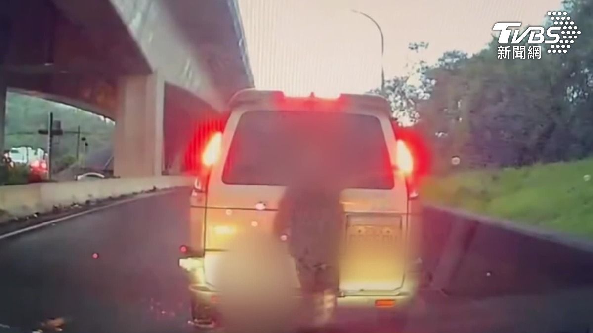 男子疑似不滿擦撞後要報警，亮利器、狂飆粗口。（圖／cheng.680125授權）