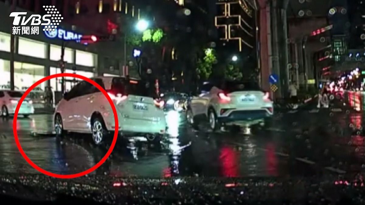 馬路變陷阱!台中人孔蓋「氣衝噴飛」 20輛車爆胎受害。(圖/民眾提供)