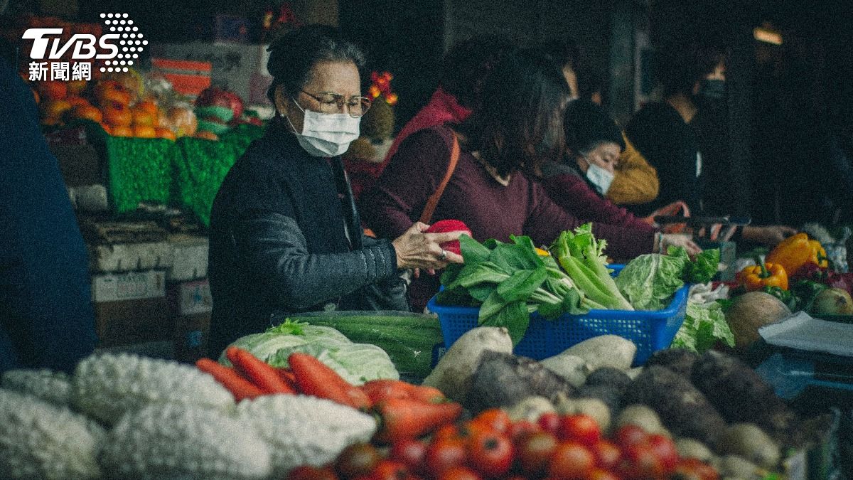 中颱丹娜絲逼近!今蔬菜交易量增6.8% 菜價再漲1成