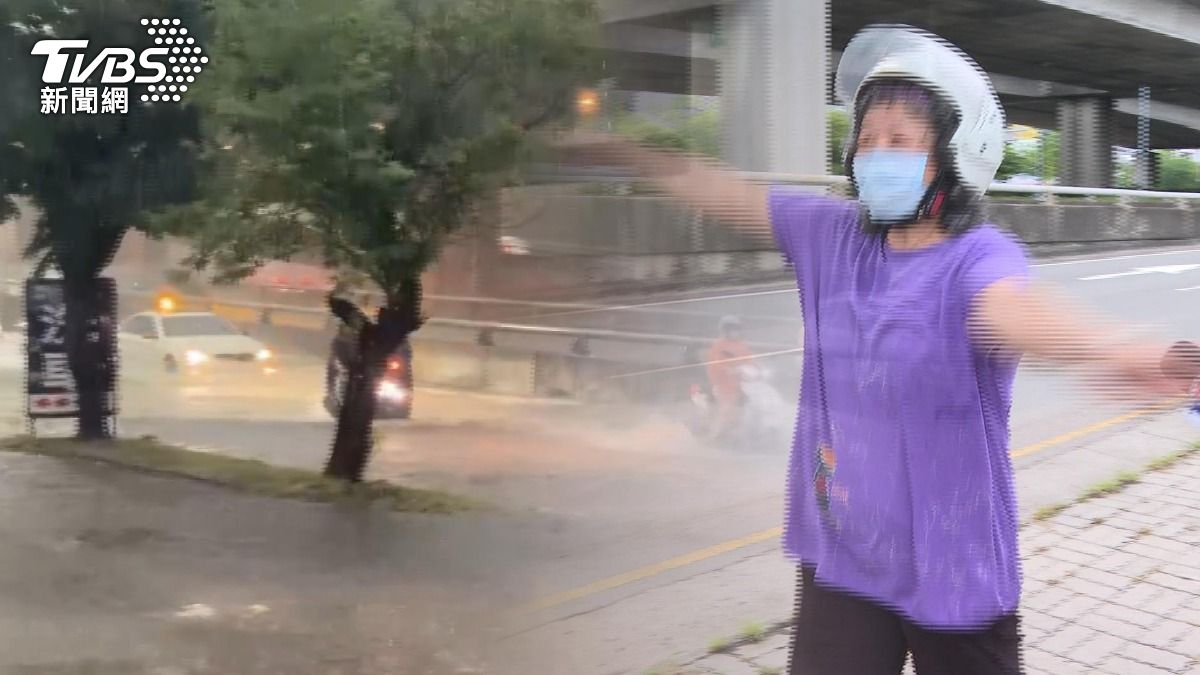 暴雨襲台中!車牌掉滿地 熱心大姊當路班長。(圖/TVBS)