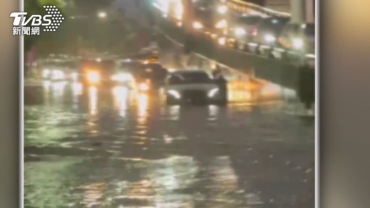 暴雨狂灌「60毫米雨量」 台中南屯路段積水淹沒引擎蓋。(圖/民眾提供)