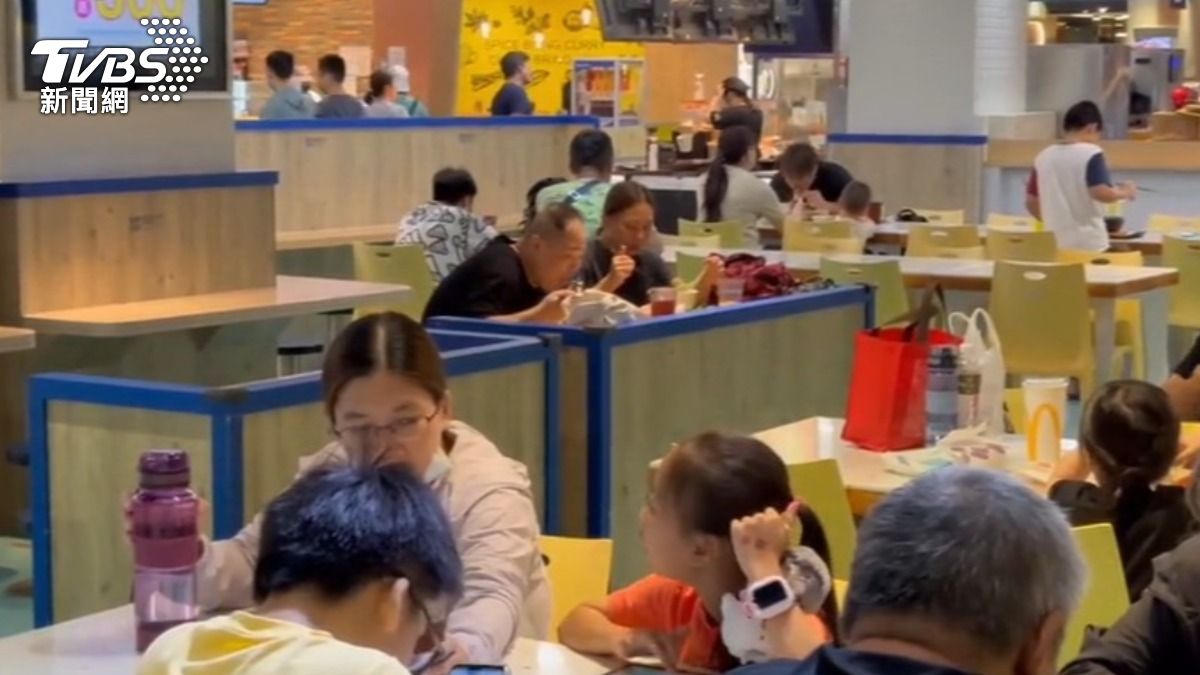 由於外送平台暫停外送服務,不少高雄民眾到百貨公司覓食。(圖/TVBS)