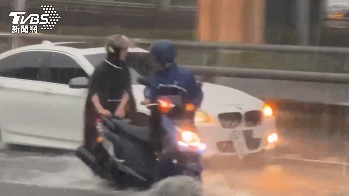 車輛衝過積水,車牌幾乎快掉落。(圖/民眾提供)