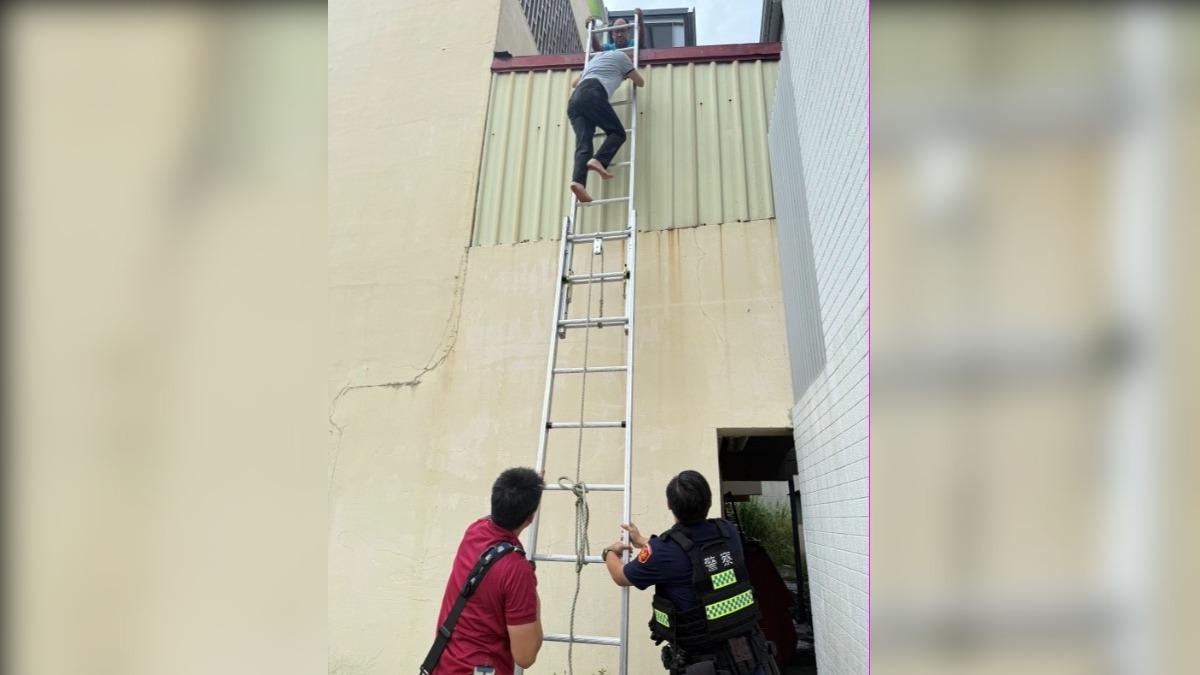 遭反鎖受困高處，颱風檢查屋頂請留意安全。（圖／顧守昌攝）