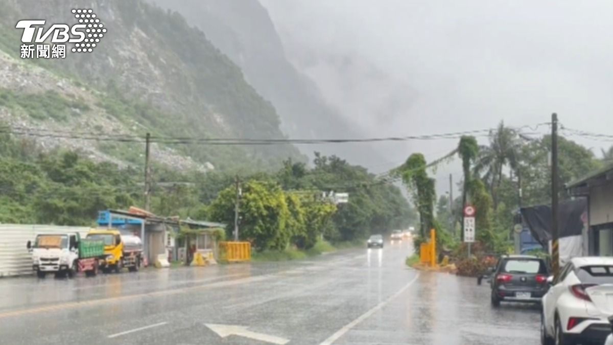 丹娜絲近逼!蘇花公路擬「預警性封閉」 蘭嶼道路成河流