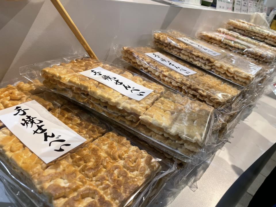 「樋口飯糰」還有販售仙貝。（圖／高雄美食走跳-刁嘴公主授權使用）