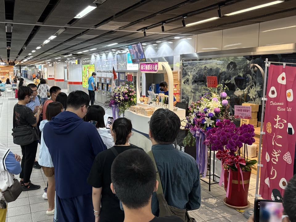 「樋口飯糰」進駐高捷，開幕首日人潮爆滿。（圖／高雄美食走跳-刁嘴公主授權使用）