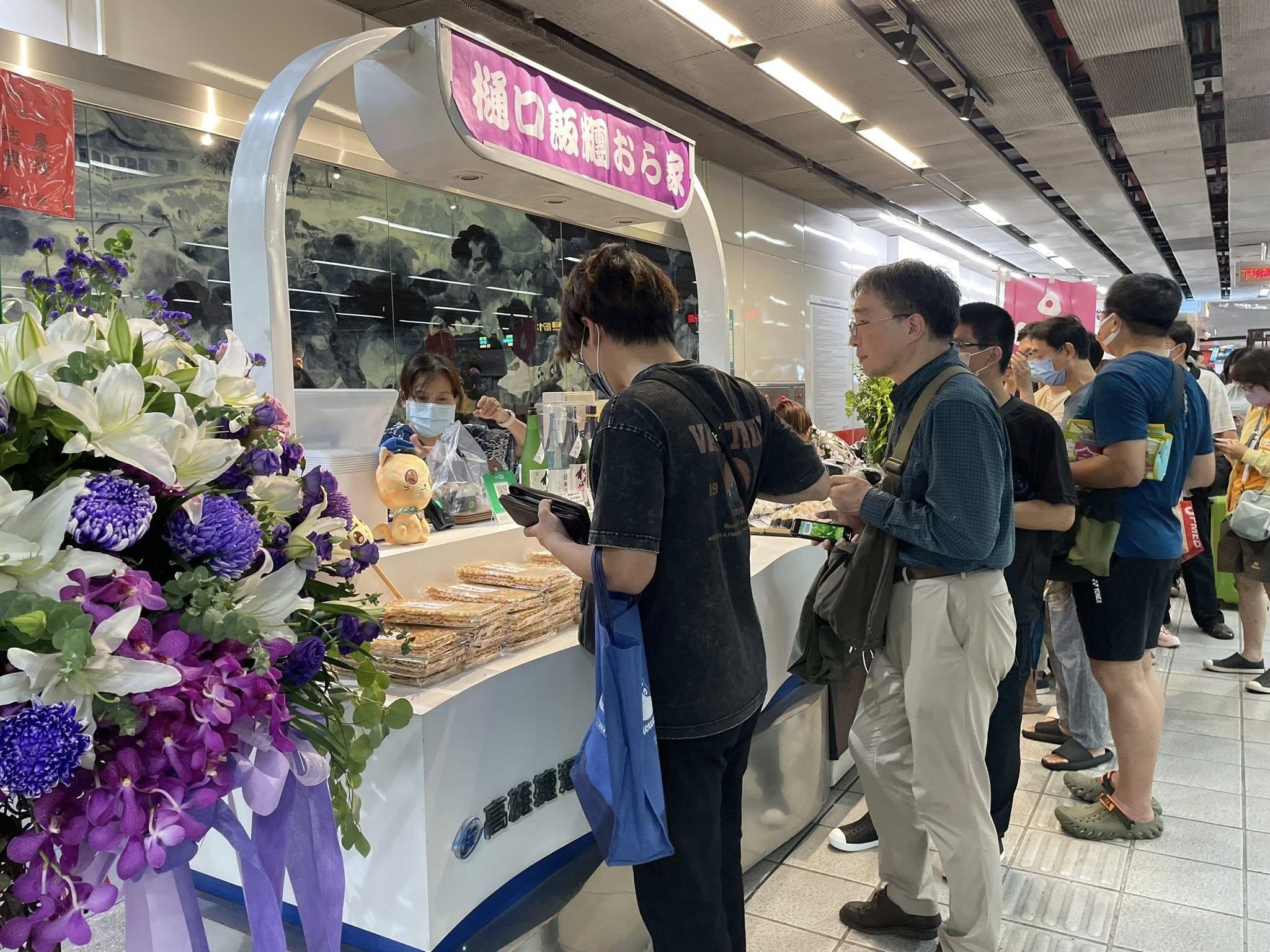 排隊人潮看不見盡頭。（圖／高雄美食走跳-刁嘴公主授權使用）