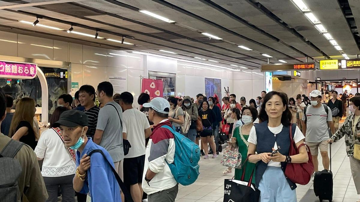 不畏颱風天！「樋口飯糰」進駐高捷　高雄人熱情力挺：用新台幣加油