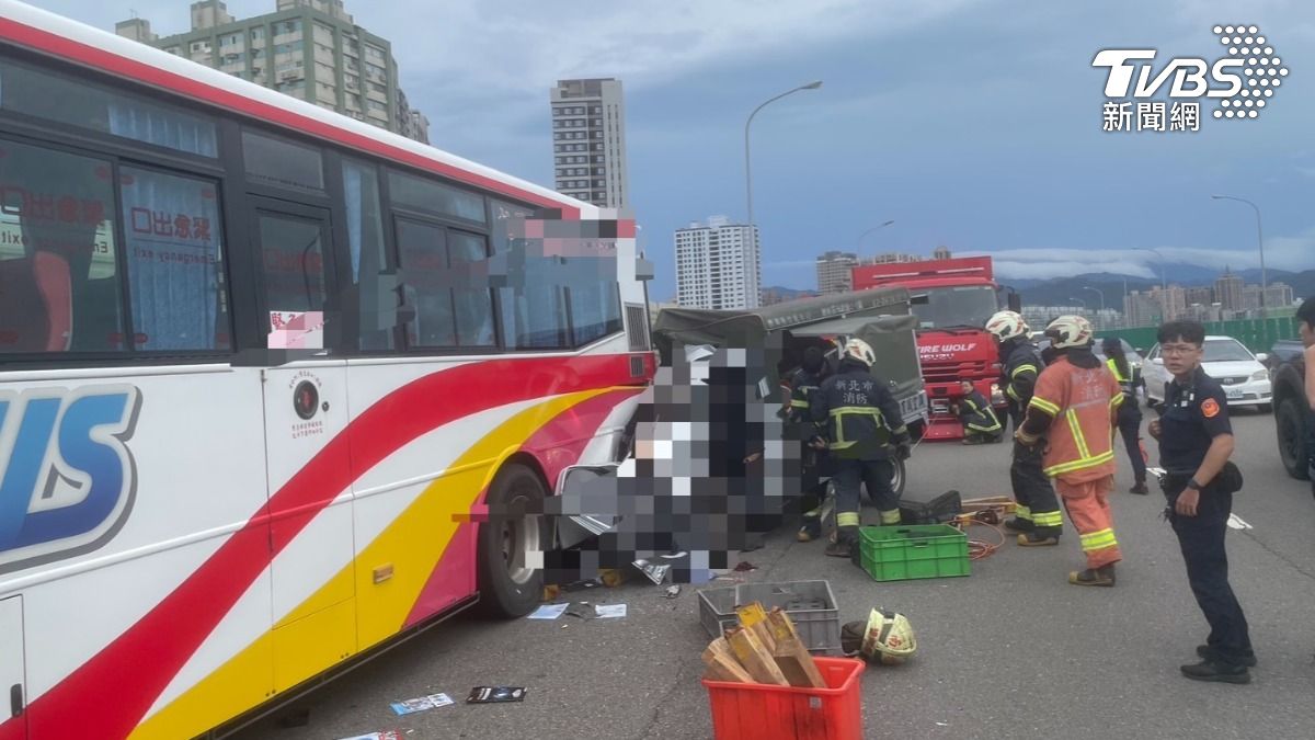 一輛小貨車不慎從後方追撞公車。(圖/TVBS)