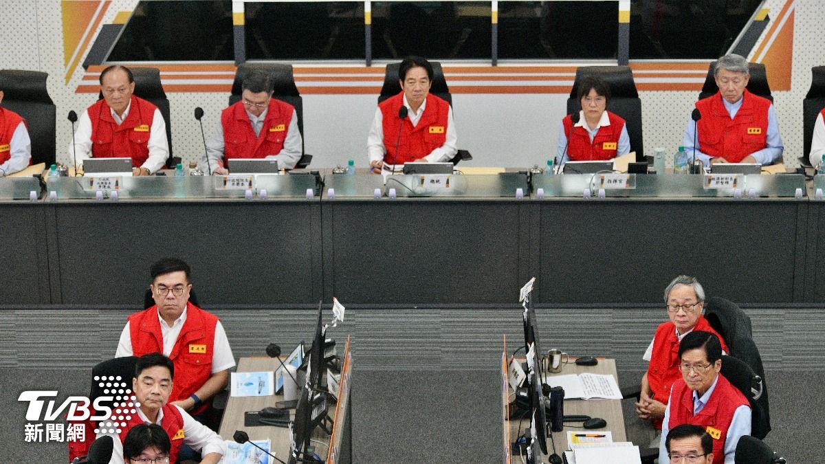 賴清德總統和行政院長卓榮泰下午視察中央防災中心,聽取各單位對颱風丹娜絲最新防災準備。(圖/胡瑞麒攝)