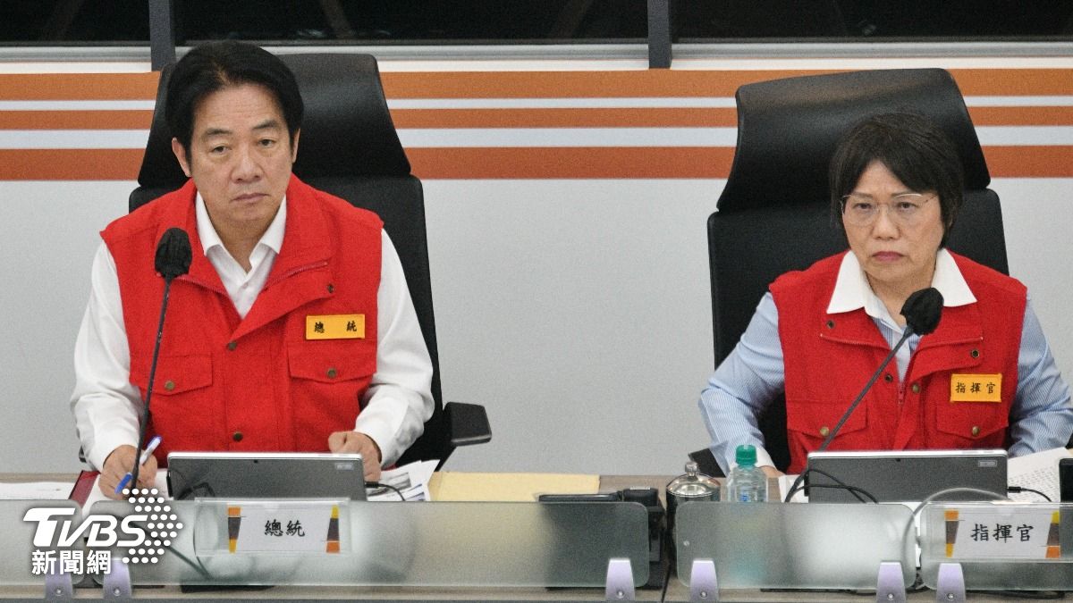 賴清德總統和行政院長卓榮泰下午視察中央防災中心,聽取各單位對颱風丹娜絲最新防災準備。(圖/胡瑞麒攝)