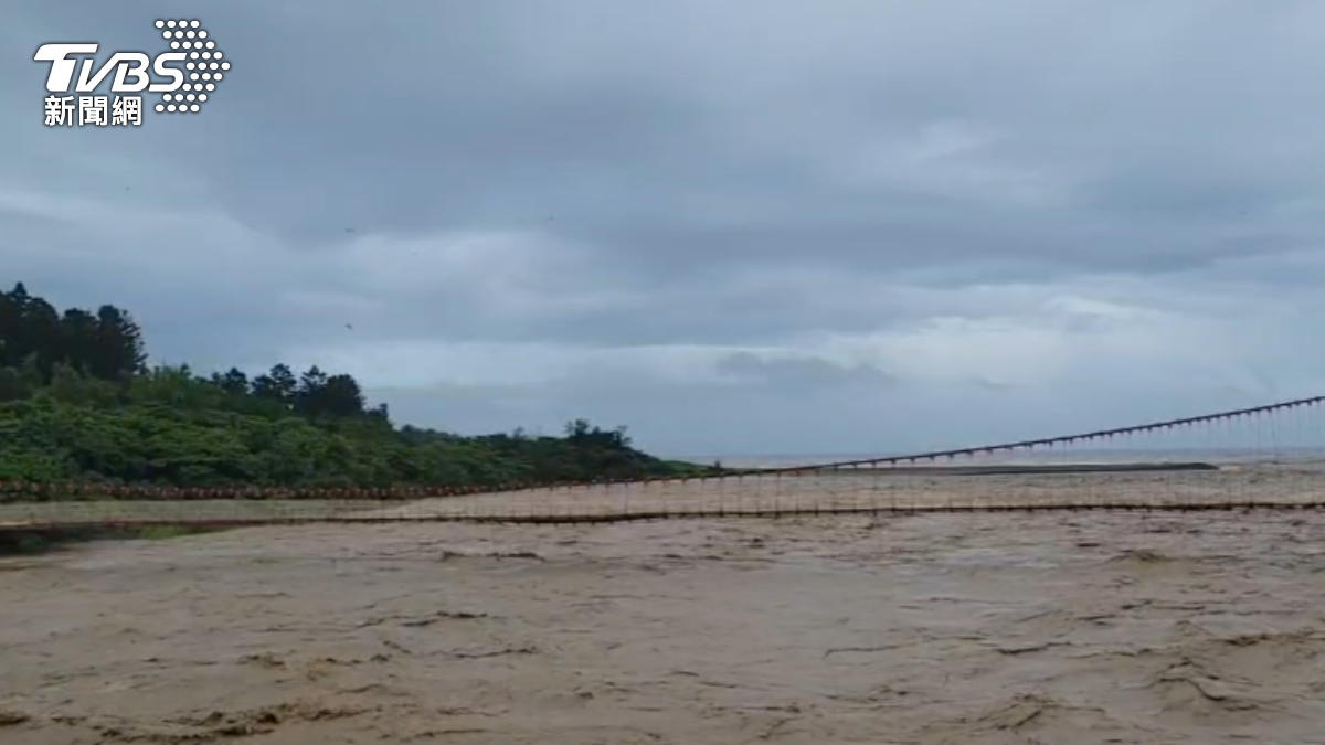 溪水暴漲險淹過吊橋。(圖/TVBS)
