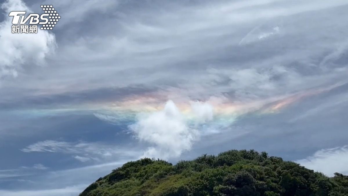 颱風影響前,今(6)天早上新北市出現彩雲。(圖/劉欣逵攝)
