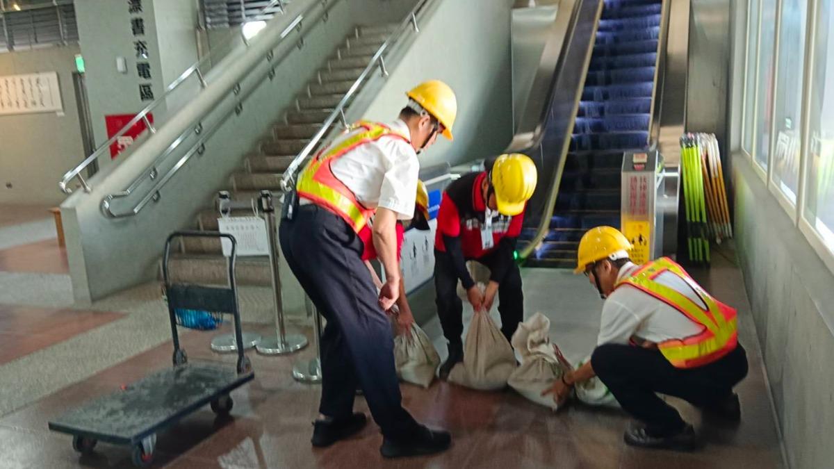 台鐵人員準備許多沙包、設備來做好防颱準備。(圖/台鐵提供)