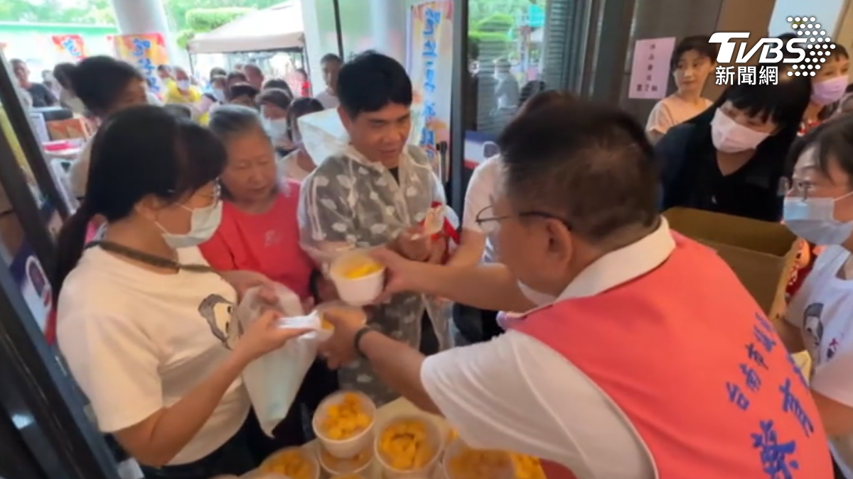 台南市議員蔡育輝在丹娜絲颱風天舉辦吃芒果冰大賽惹議 ( 圖/TVBS )