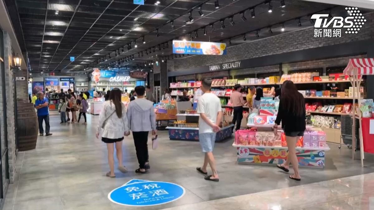 到颱風丹娜絲影響,往返離島的航班及船班6日全都被取消,澎湖就有8000人滯留島上,遊客只好到免稅店打發時間。(圖/TVBS)