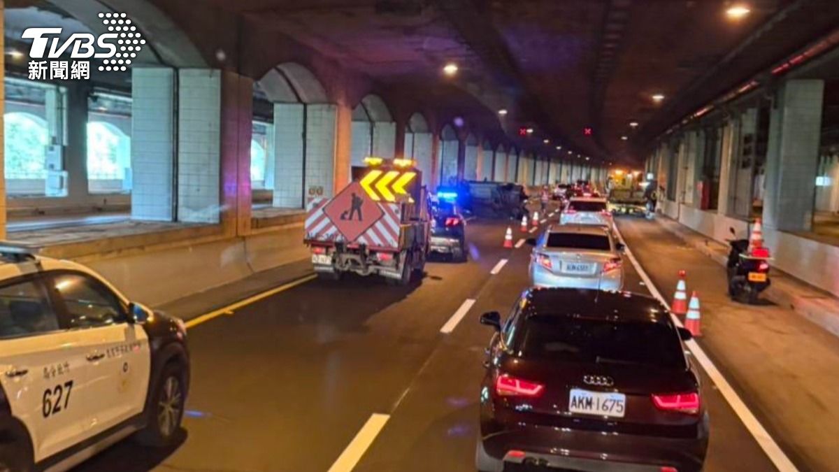 鳳鼻隧道內發生死亡車禍。（圖／TVBS）