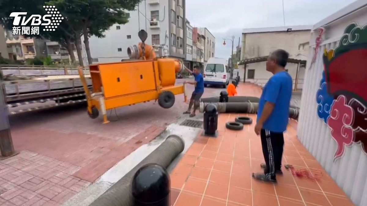 鹿港老街裝8大型抽水機　每小時可抽「10個游泳池水量」。(圖／TVBS)