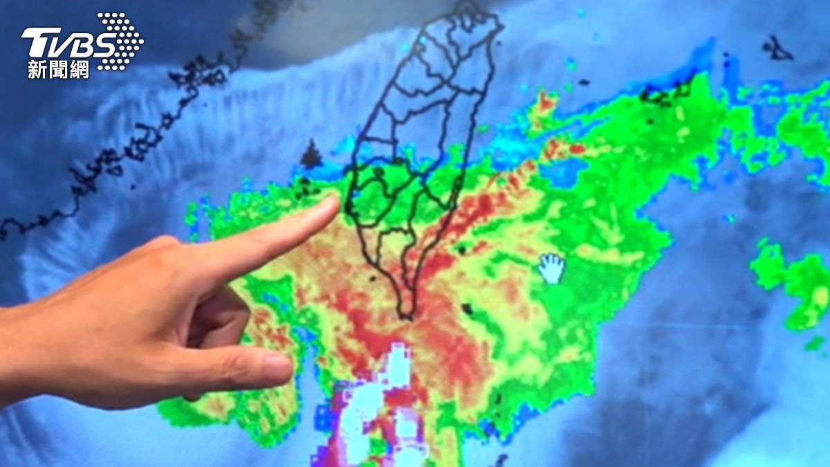 颱風丹娜絲不排除有登陸可能。（圖／TVBS）