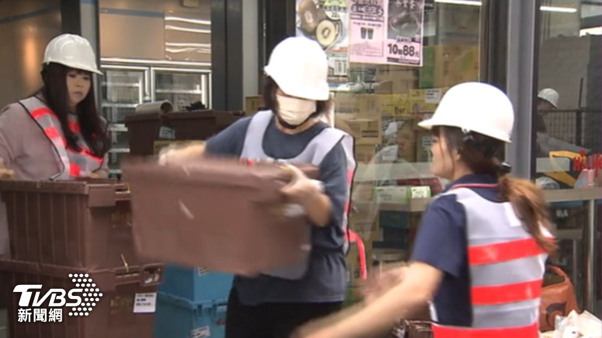 三重堤外的超商進行撤離作業。（圖／ＴＶＢＳ）