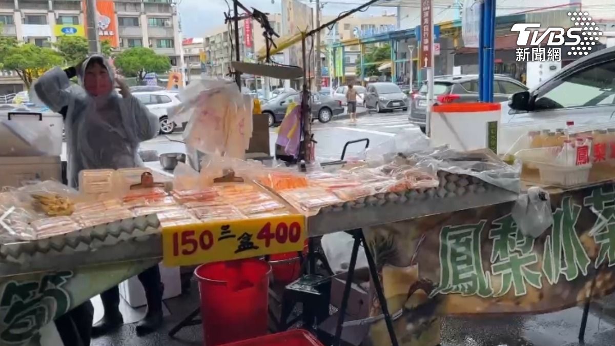 颱風丹娜絲暴風圈在6日下午觸陸,南高屏出現11級瞬間陣風,魚市場的攤子幾乎快要被強風打敗。(圖/TVBS)