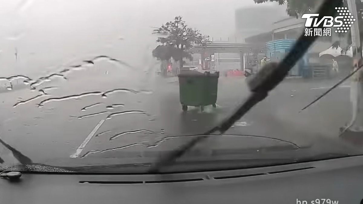 颱風丹娜絲暴風圈在6日下午觸陸,帶來強風,連裝垃圾的子母車都飛到路上,離家出走了。(圖/翻攝記者爆料網)
