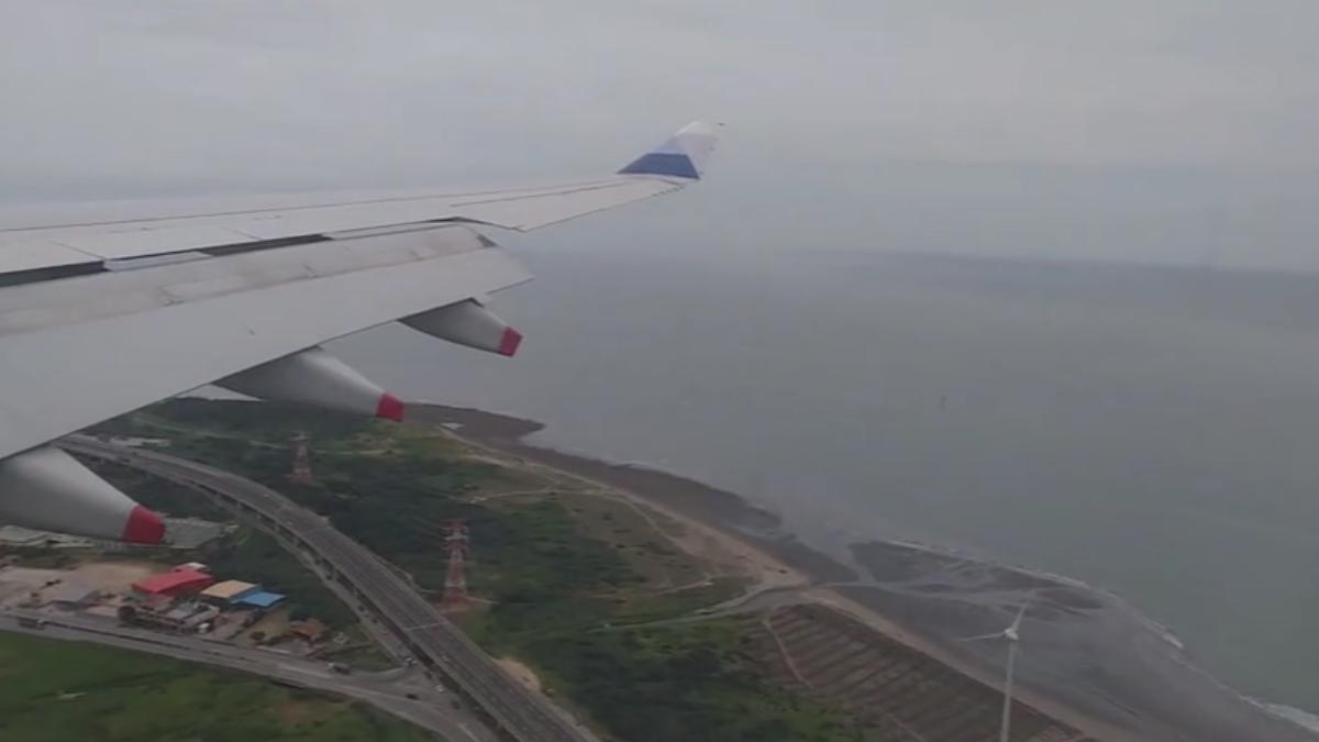 華航CI155從名古屋回台的班機,遇到氣流不穩定,機身晃動明顯。(圖/旅客許先生提供)
