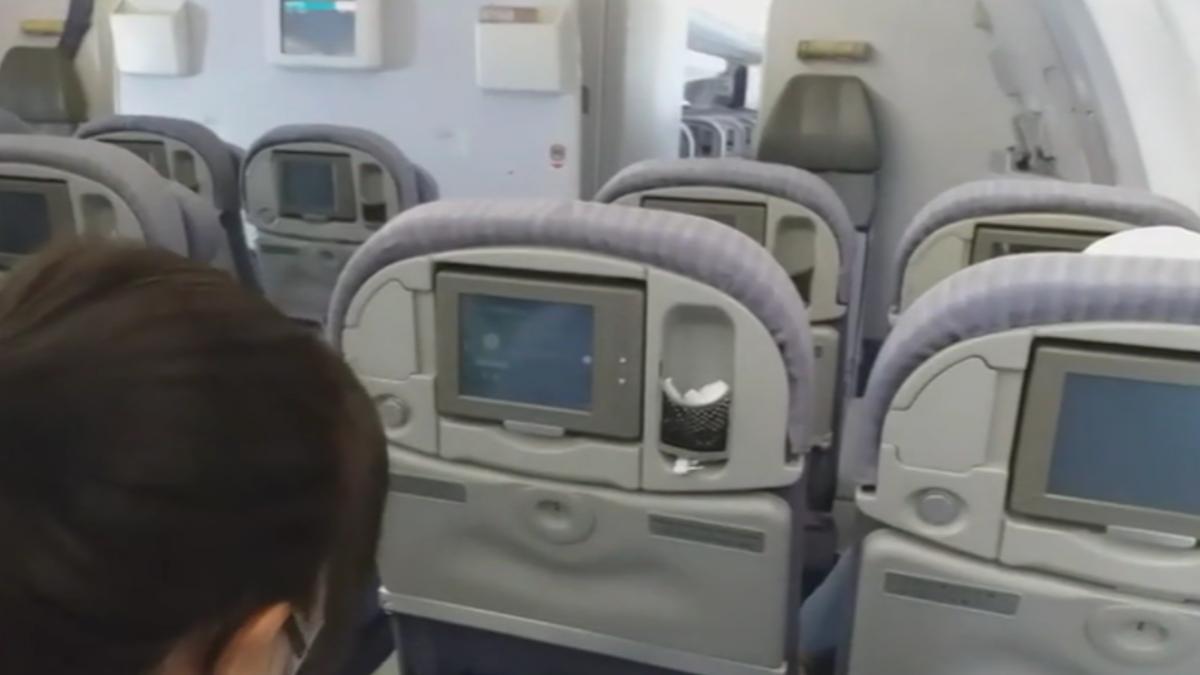 旅客還有聽到廣播表示,降落十分鐘前不開放上廁所,讓他捏了把冷汗。(圖/旅客許先生提供)