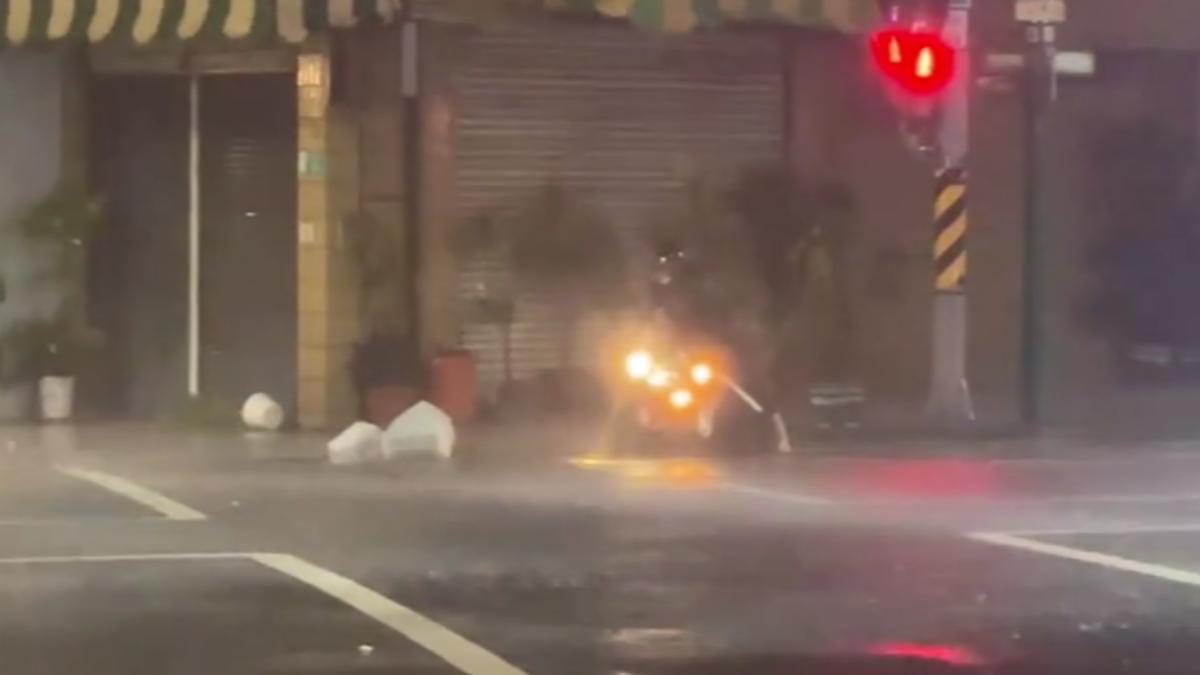 南部雨勢入夜後更加驚人,有機車騎士不穩差點跌倒。(圖/TVBS)
