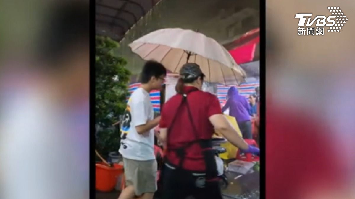 颱風天照辦流水席，頂風雨壓碗筷吃飯。（圖／TVBS）